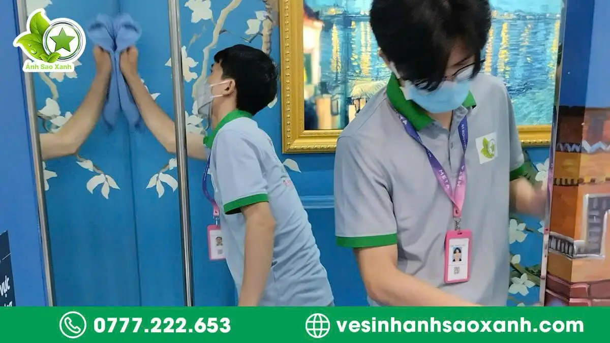 Đội ngũ Ánh Sao Xanh thi công lau kính duy trì văn phòng