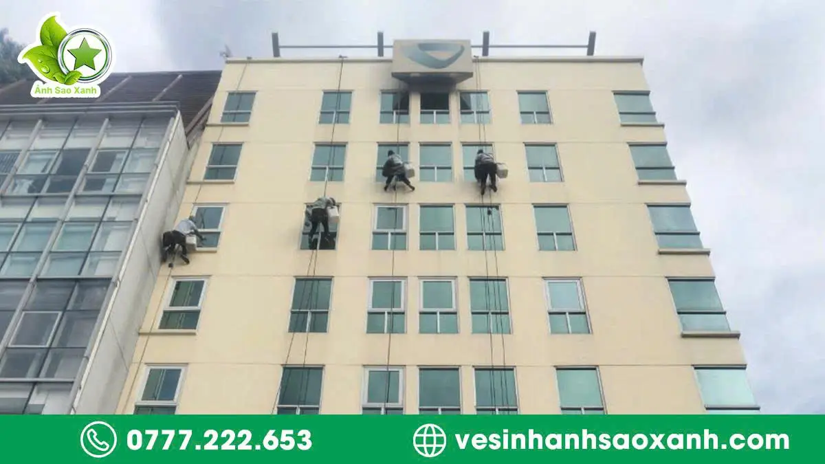 Nhân viên đu dây lau kính nhà cao tầng Vietcombank tại TPHCM