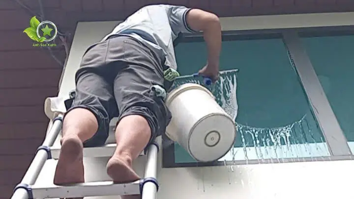 Dịch vụ lau kính Nghệ An thi công trên cao an toàn tại TP Vinh