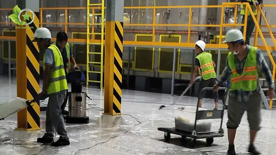 bụi công nghiệp và dầu mỡ tích tụ trong nhà xưởng cần được vệ sinh định kỳ