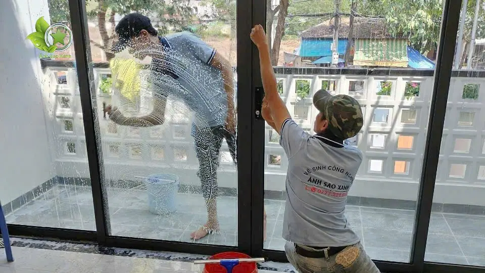 Quy trình dịch vụ lau kính Nghệ An thi công an toàn trên cao tại TP Vinh