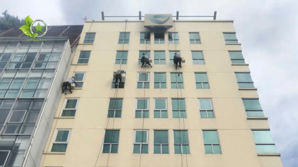 Dịch vụ lau kính Nghệ An chuyên nghiệp tại TP Vinh – thi công nhà phố và tòa nhà