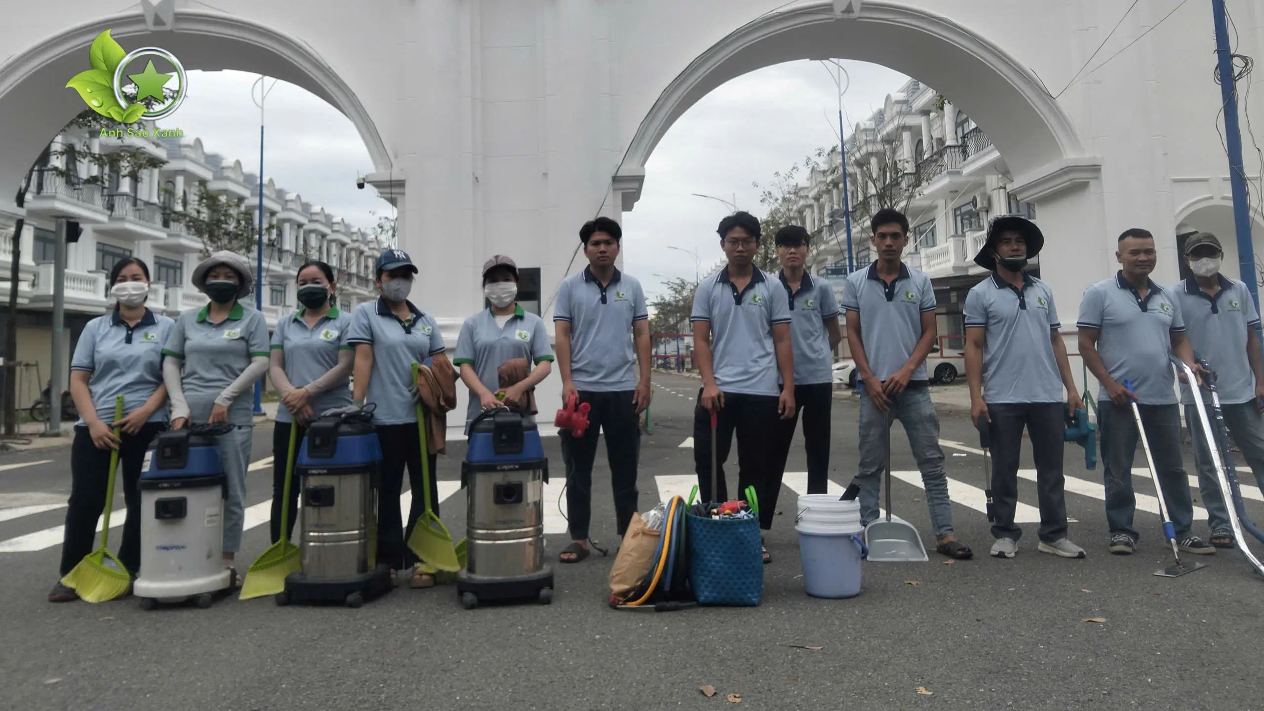 Đội ngũ vệ sinh công nghiệp Nghệ An chuyên nghiệp, được đào tạo bài bản và trang bị đầy đủ bảo hộ
