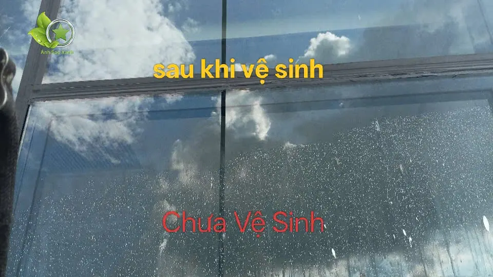 Nhân viên Ánh Sao Xanh lau kính mặt ngoài tại TPHCM