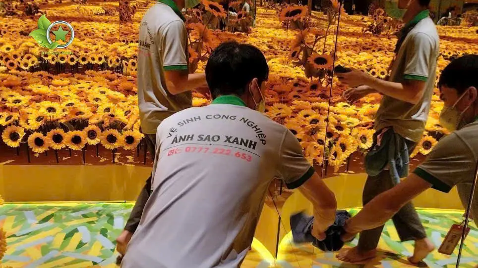 nhân viên ánh sao xanh thi công dịch vụ lau kính tphcm tại khu vui chơi