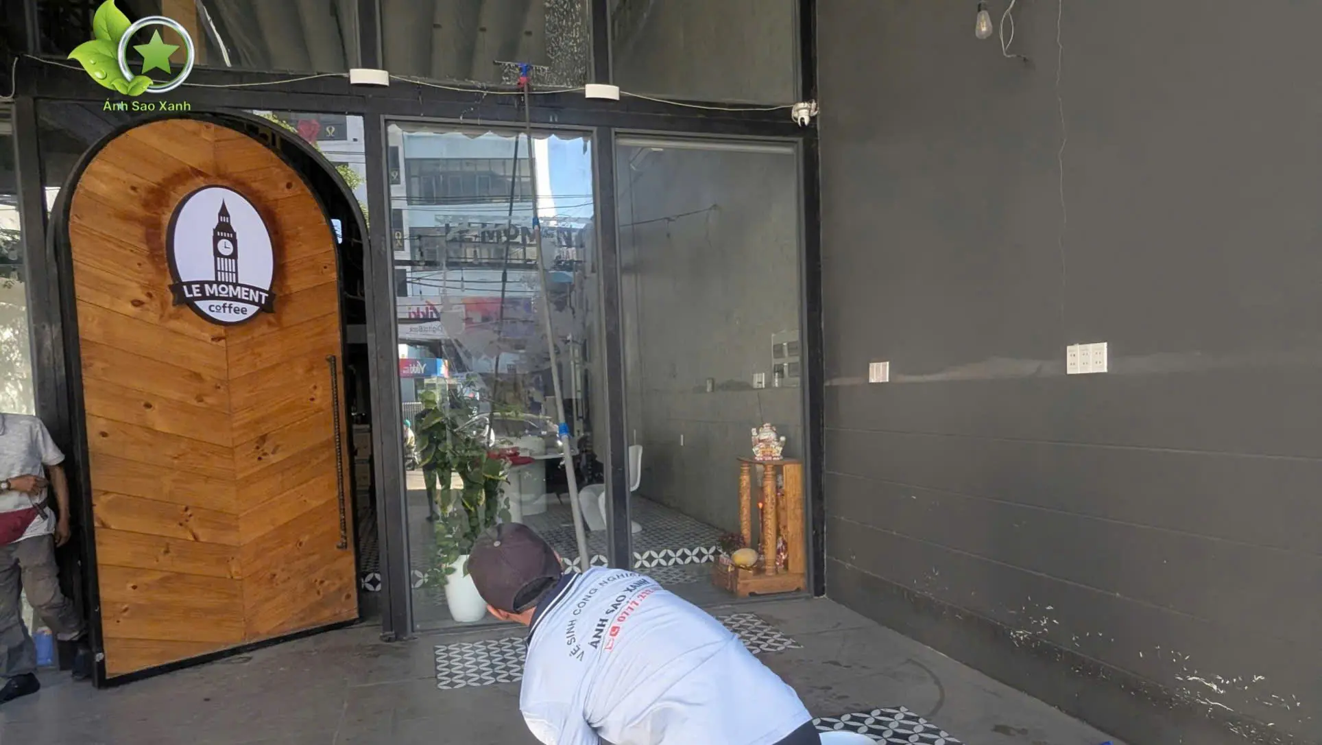 Nhân viên Ánh Sao Xanh thi công dịch vụ lau kính Nghệ An bằng cần nối chuyên dụng