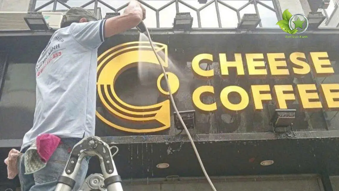 Vệ sinh bảng hiệu inox và khung kim loại tại Nghệ An - làm sạch ố nước và bụi bẩn