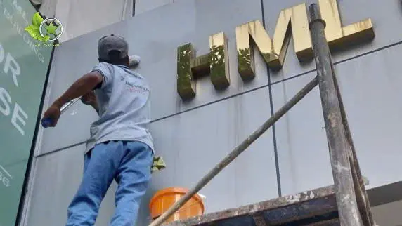 Dịch vụ vệ sinh bảng hiệu định kỳ tại Nghệ An giúp làm sạch bụi bẩn, ố nước và bảo vệ bề mặt alu, mica