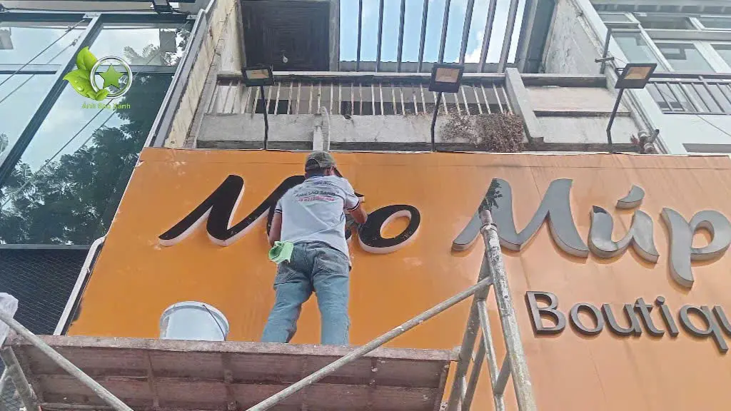 Vệ sinh bảng hiệu alu ngoài trời, hộp đèn, chữ nổi mica và bảng hiệu inox