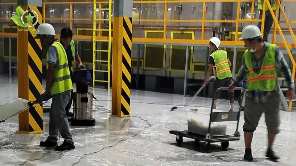 Hình ảnh thực tế dịch vụ vệ sinh nhà xưởng Nghệ An tại khu công nghiệp