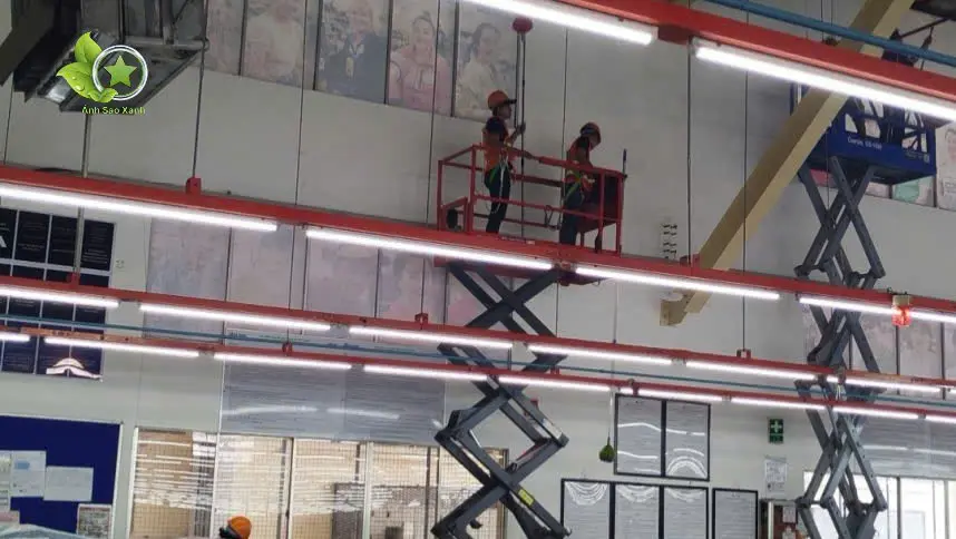 Thi công quét mạng nhện và vệ sinh trần cao trong dịch vụ vệ sinh nhà xưởng Nghệ An