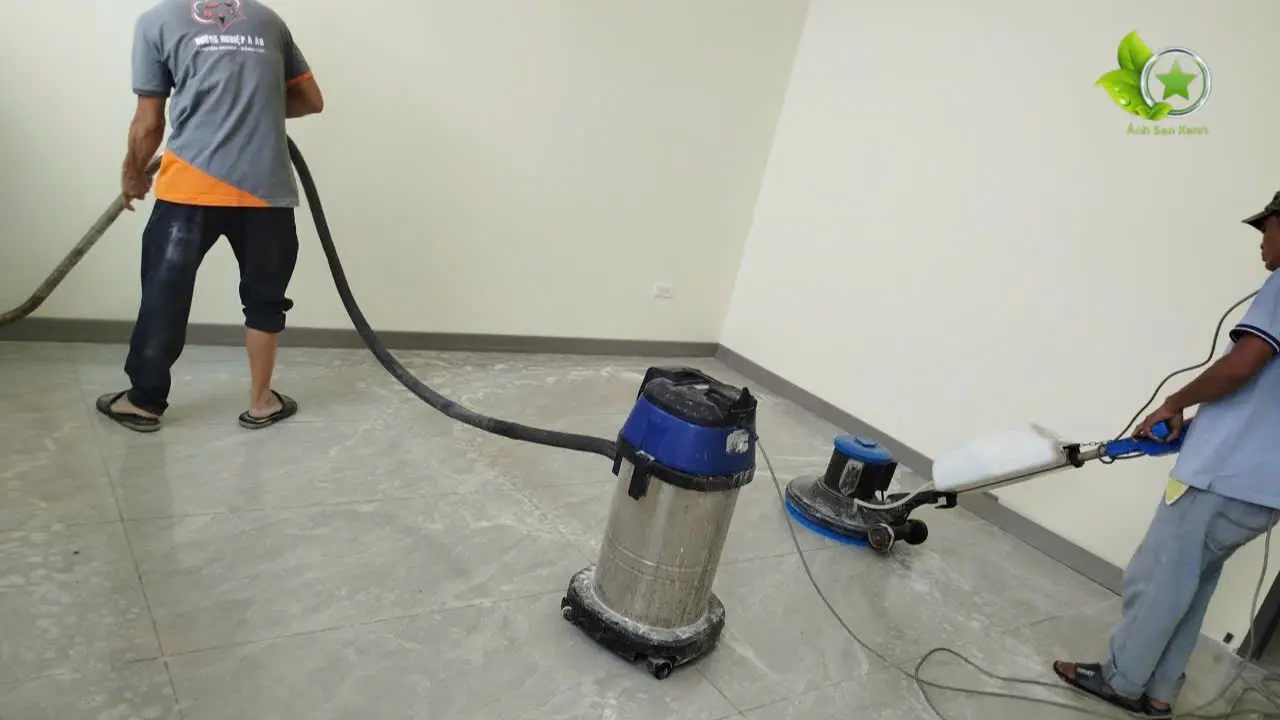 Chà sàn bám bụi và vết bẩn sau thi công xây dựng