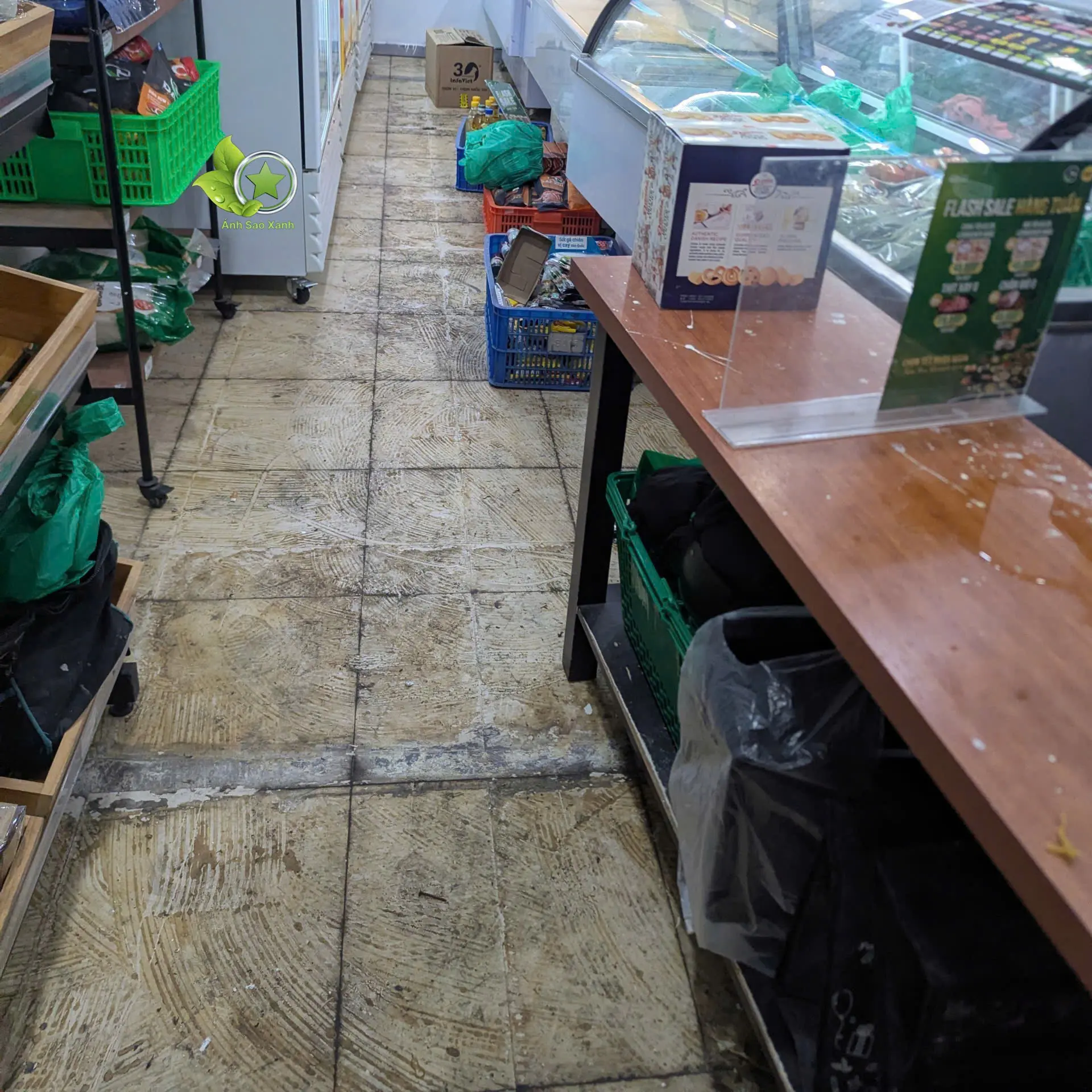 sàn dính keo sau khi lột thảm văn phòng thực tế