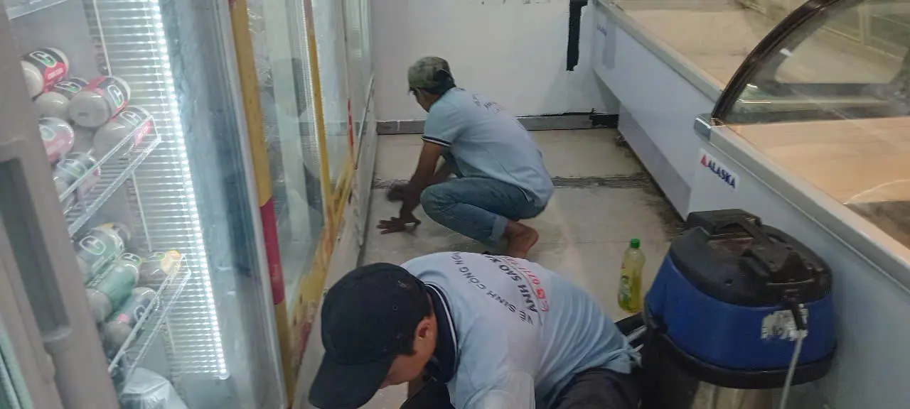 thi công vệ sinh sàn sau khi lột thảm bằng máy công nghiệp