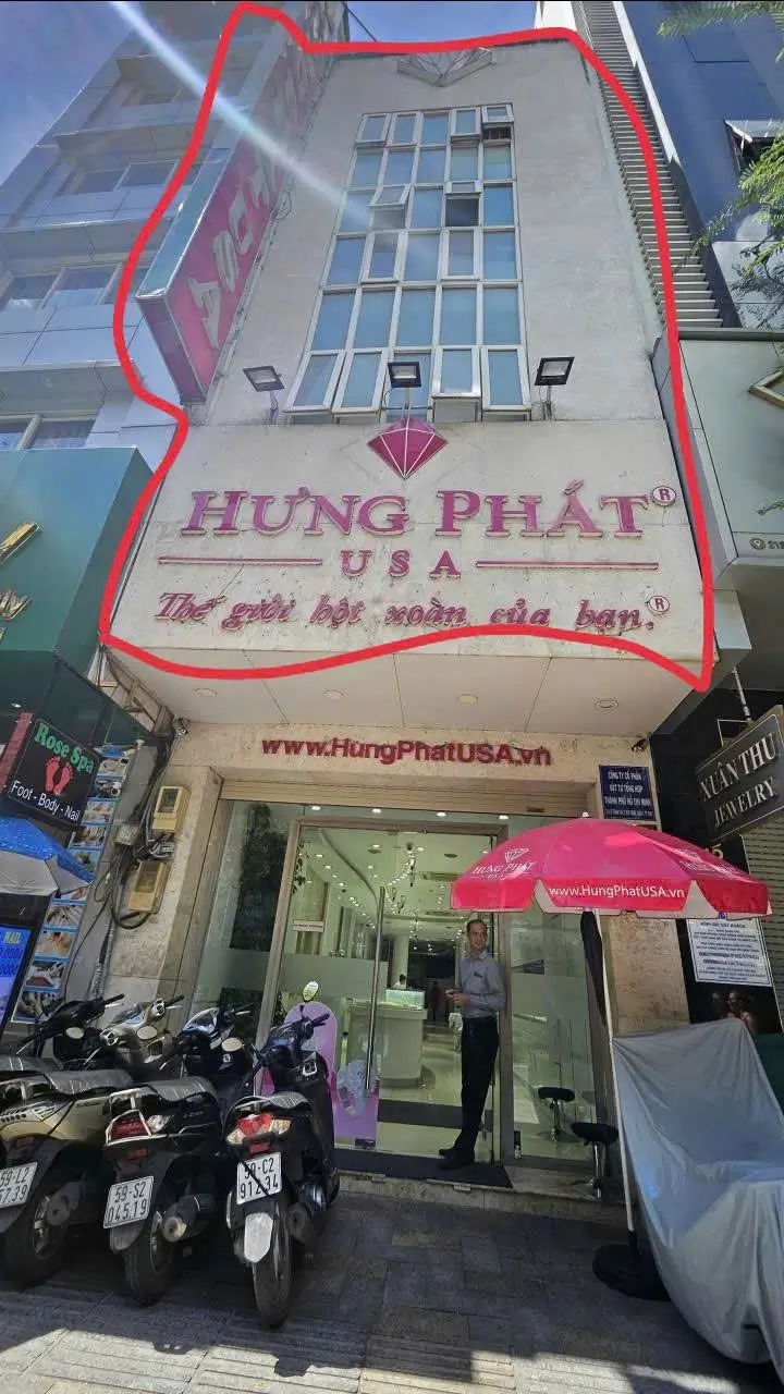 Công trình vệ sinh bảng hiệu tại quận 3 TPHCM thực tế tháng 4 2026