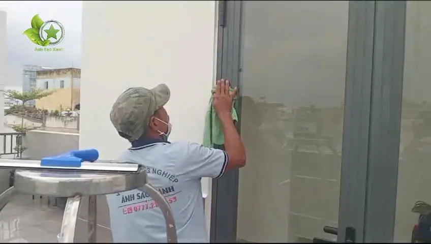 Vệ sinh công nghiệp Phường Tân Hòa TPHCM làm sạch kính sau xây dựng