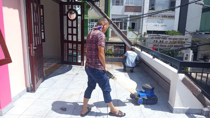 Công trình vệ sinh Phú An – chà sân, xịt rửa