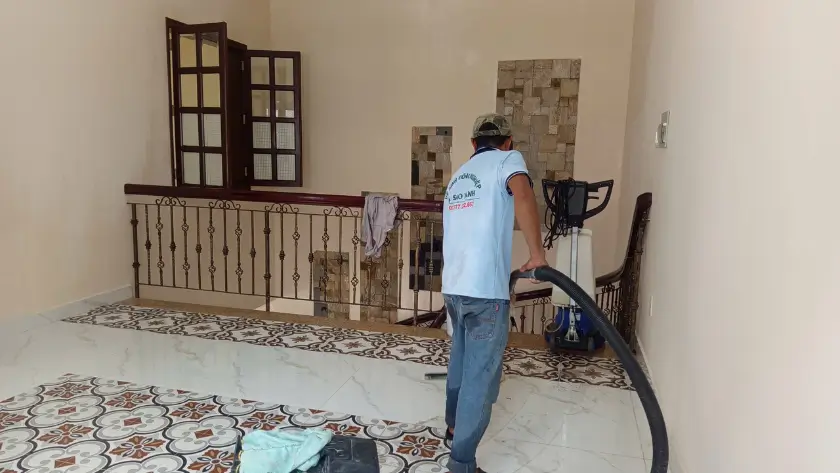 Vệ sinh biệt thự Phú An – lau kính, hút bụi sàn