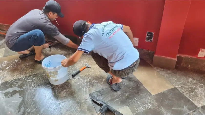 Cách tẩy sơn nước và xi măng trên nền gạch sau xây dựng