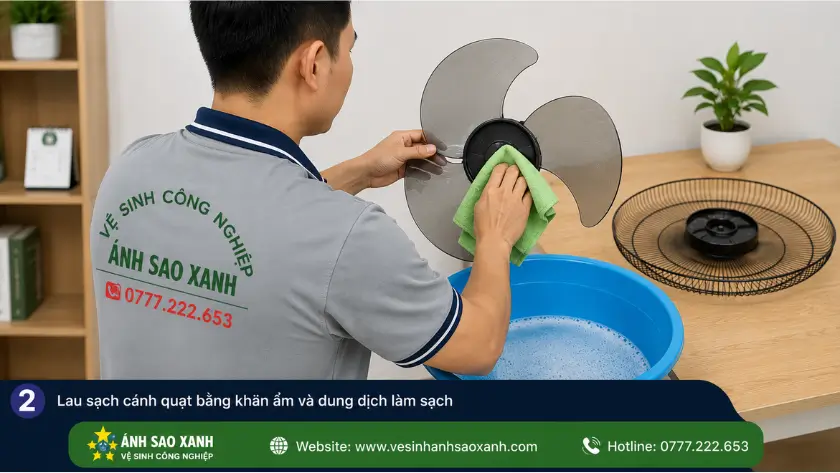 Lau sạch cánh quạt bằng khăn ẩm và dung dịch làm sạch