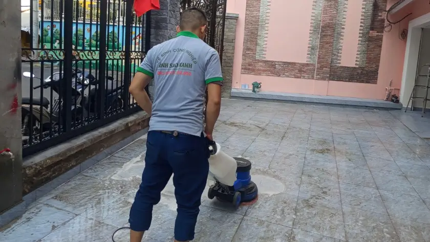Xử lý keo bụi xi măng bằng máy chà sàn công nghiệp