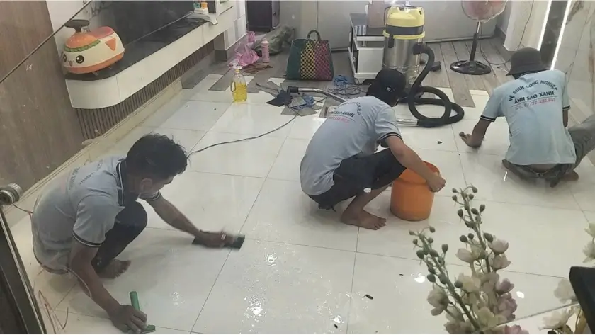 Nhân viên Ánh Sao Xanh thực hiện lột thảm và vệ sinh sàn tại TPHCM