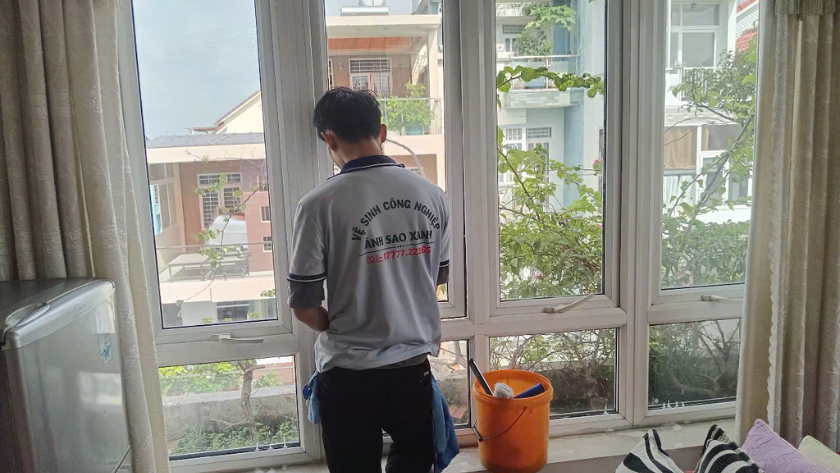 Toàn cảnh không gian sau khi lau kính tẩy cặn canxi tại Phước Long