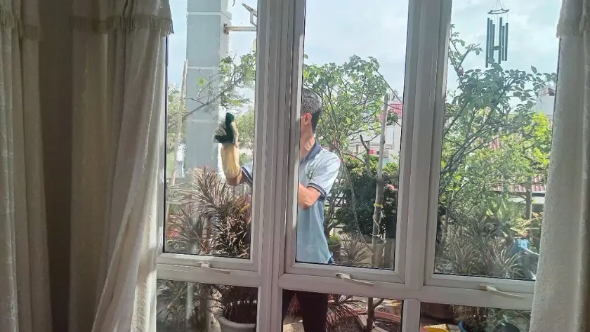 Kết quả vách kính sau khi tẩy cặn canxi sáng bóng như mới