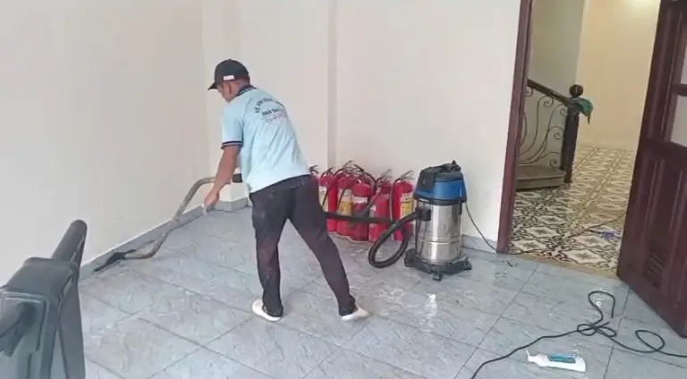 Nhân viên Ánh Sao Xanh - Vệ sinh nhà sau cải tạo tại TPHCM