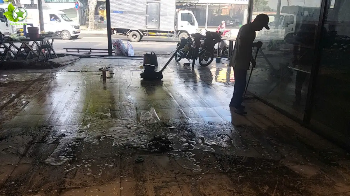 Tình trạng keo dơ và chất bẩn cũ bám trên sàn trước khi vệ sinh tại Bình Tân