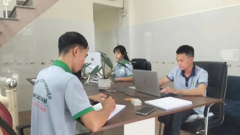 Nhân viên tư vấn dịch vụ vệ sinh công nghiệp tại Bình Dương