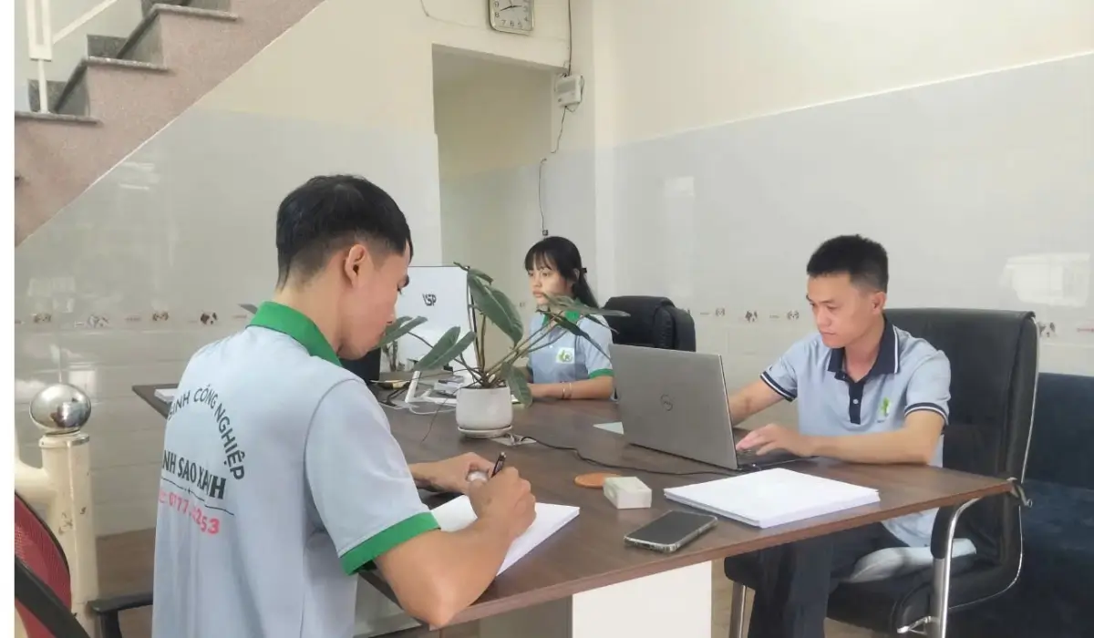Đội ngũ tư vấn Ánh Sao Xanh cung cấp dịch vụ vệ sinh công nghiệp tại TPHCM