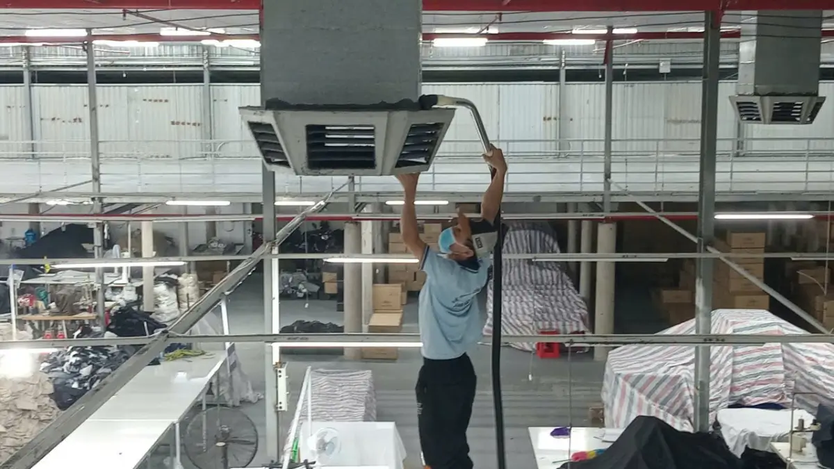 Dịch vụ vệ sinh nhà xưởng Long An - nhân viên hút bụi bám lâu năm