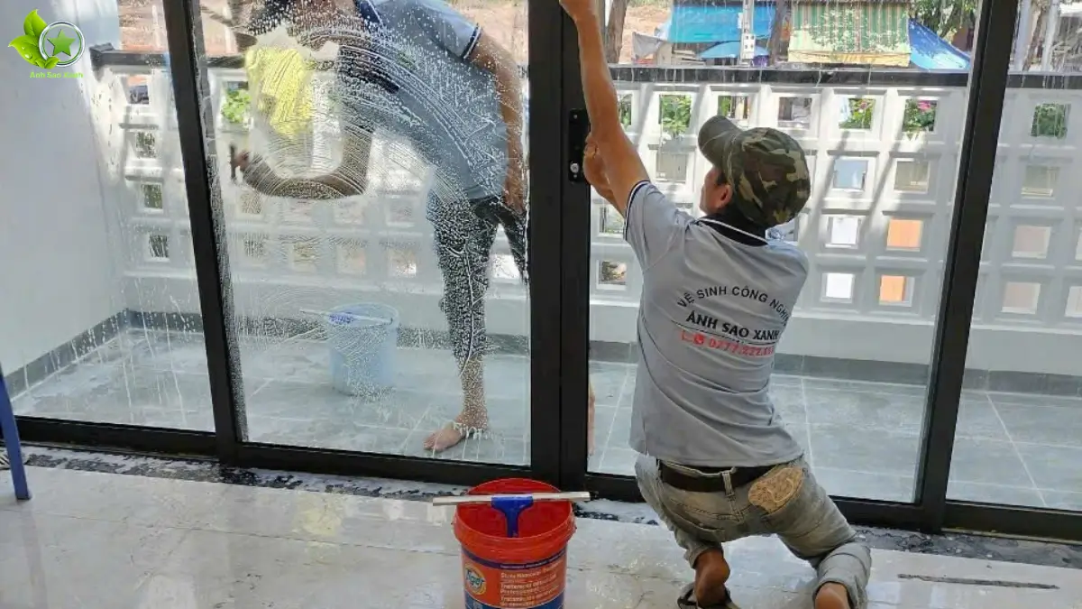Nhân viên Ánh Sao Xanh vệ sinh cửa kính sau xây dựng tại Bình Dương