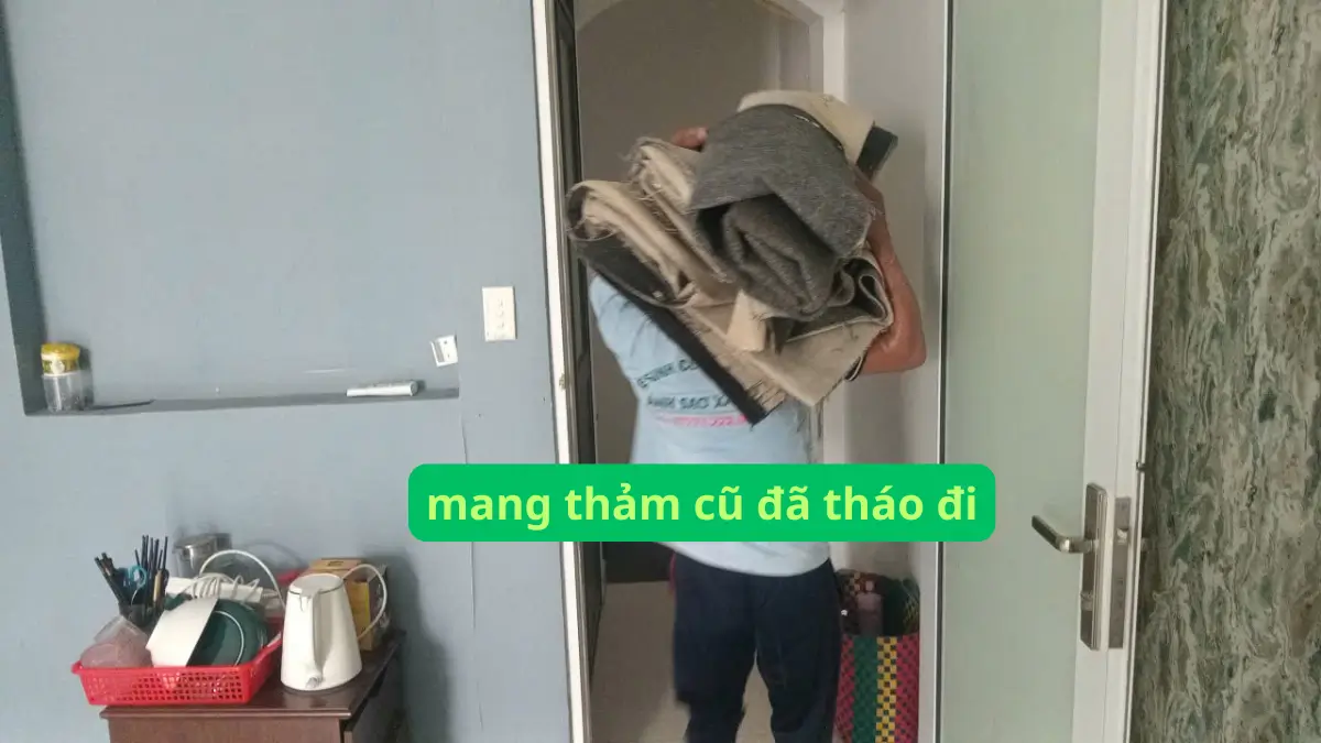 Mảng thảm cũ đã được tháo bỏ