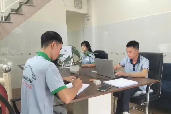 nhân viên ánh sao xanh tư vẫn báo giá vệ sinh công nghiệp tại tphcm